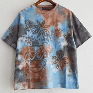 Nasngwam.らしさを纏うプリントTEE。