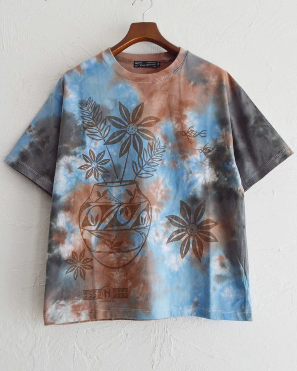 Nasngwam.らしさを纏うプリントTEE。