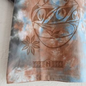 Nasngwam.らしさを纏うプリントTEE。