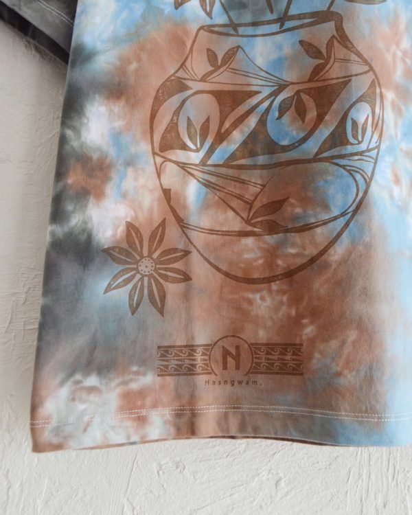 Nasngwam.らしさを纏うプリントTEE。