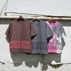 Nasngwam.らしさを纏うプリントTEE。