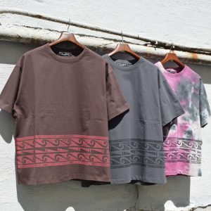 Nasngwam.らしさを纏うプリントTEE。