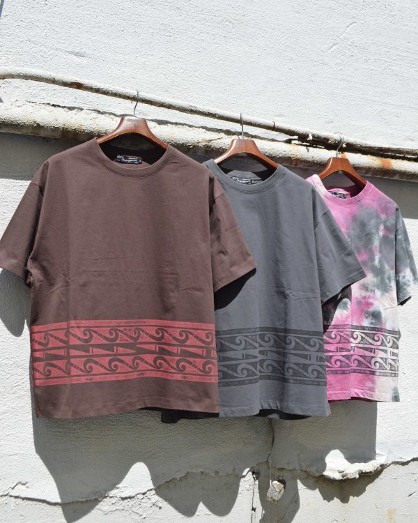 Nasngwam.らしさを纏うプリントTEE。