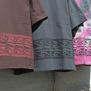 Nasngwam.らしさを纏うプリントTEE。