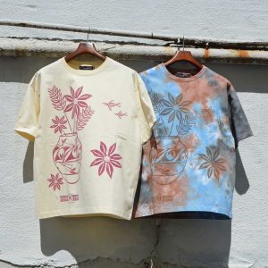 Nasngwam.らしさを纏うプリントTEE。