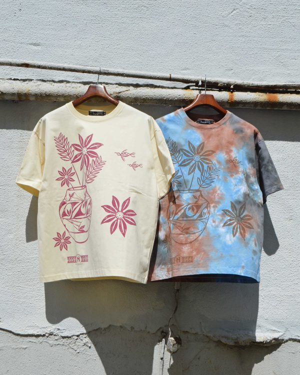 Nasngwam.らしさを纏うプリントTEE。