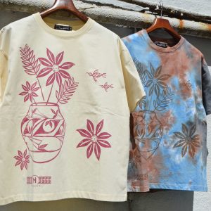 Nasngwam.らしさを纏うプリントTEE。