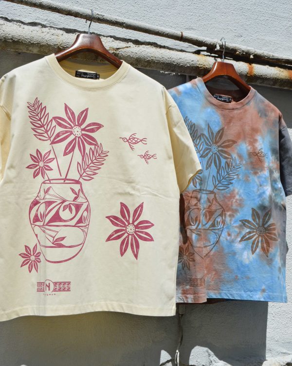 Nasngwam.らしさを纏うプリントTEE。