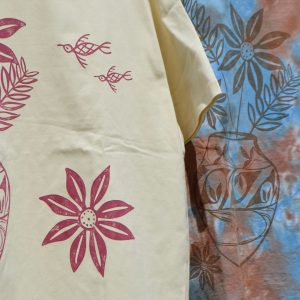 Nasngwam.らしさを纏うプリントTEE。