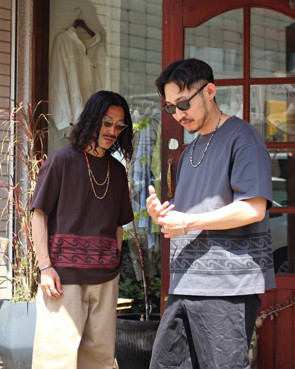 Nasngwam.らしい、抜け感のあるプリントTEE