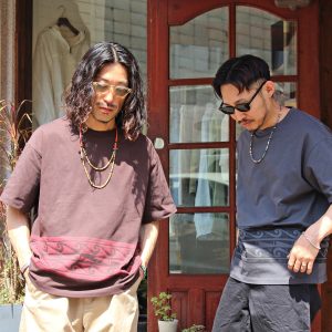 Nasngwam.らしい、抜け感のあるプリントTEE