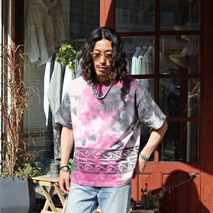 Nasngwam.らしい、抜け感のあるプリントTEE