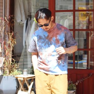 Nasngwam.らしい、抜け感のあるプリントTEE