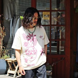 Nasngwam.らしい、抜け感のあるプリントTEE
