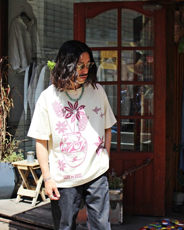 Nasngwam.らしい、抜け感のあるプリントTEE