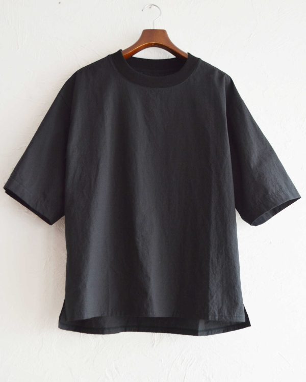 Tシャツ以上、シャツ未満。夏を快適に過ごす布帛Tシャツ