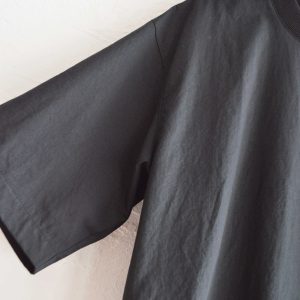 Tシャツ以上、シャツ未満。夏を快適に過ごす布帛Tシャツ