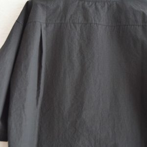 Tシャツ以上、シャツ未満。夏を快適に過ごす布帛Tシャツ
