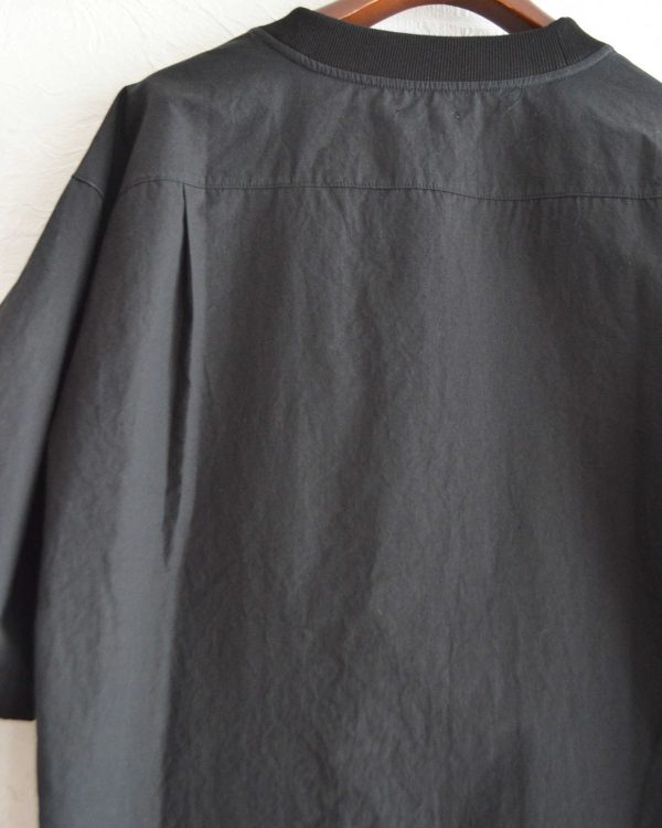 Tシャツ以上、シャツ未満。夏を快適に過ごす布帛Tシャツ