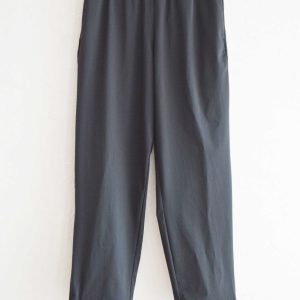 涼しいだけじゃない。街でもアウトドアでも使える機能素材セットアップ。