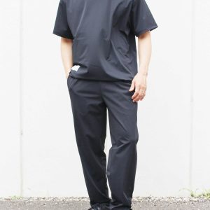 涼しいだけじゃない。街でもアウトドアでも使える機能素材セットアップ。