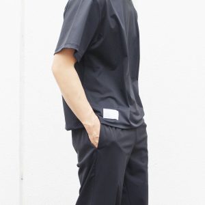 涼しいだけじゃない。街でもアウトドアでも使える機能素材セットアップ。