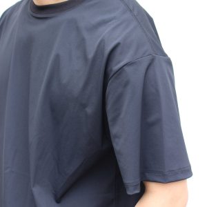涼しいだけじゃない。街でもアウトドアでも使える機能素材セットアップ。