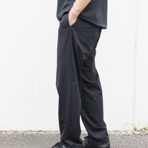 涼しいだけじゃない。街でもアウトドアでも使える機能素材セットアップ。