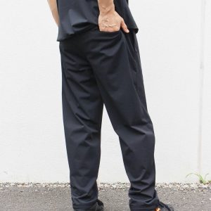 涼しいだけじゃない。街でもアウトドアでも使える機能素材セットアップ。