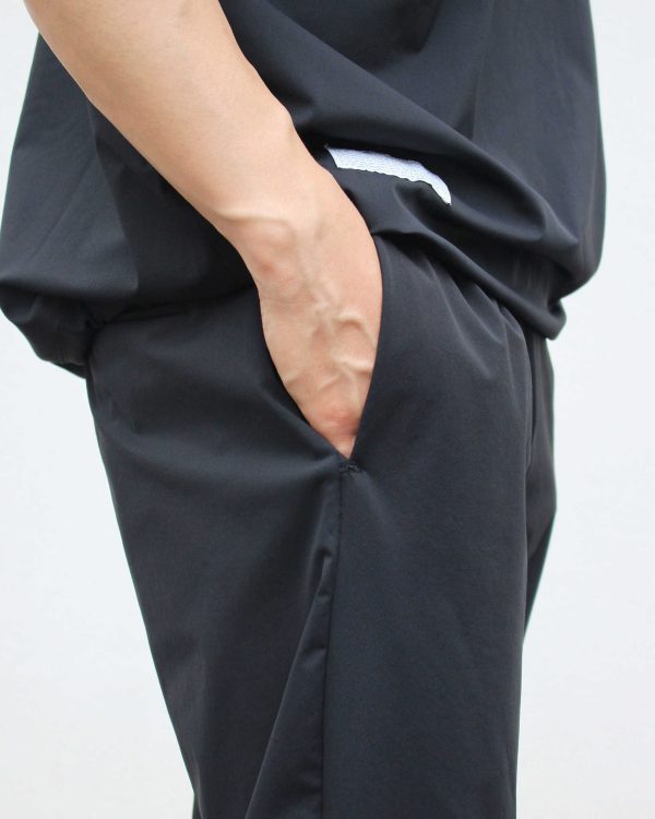 涼しいだけじゃない。街でもアウトドアでも使える機能素材セットアップ。